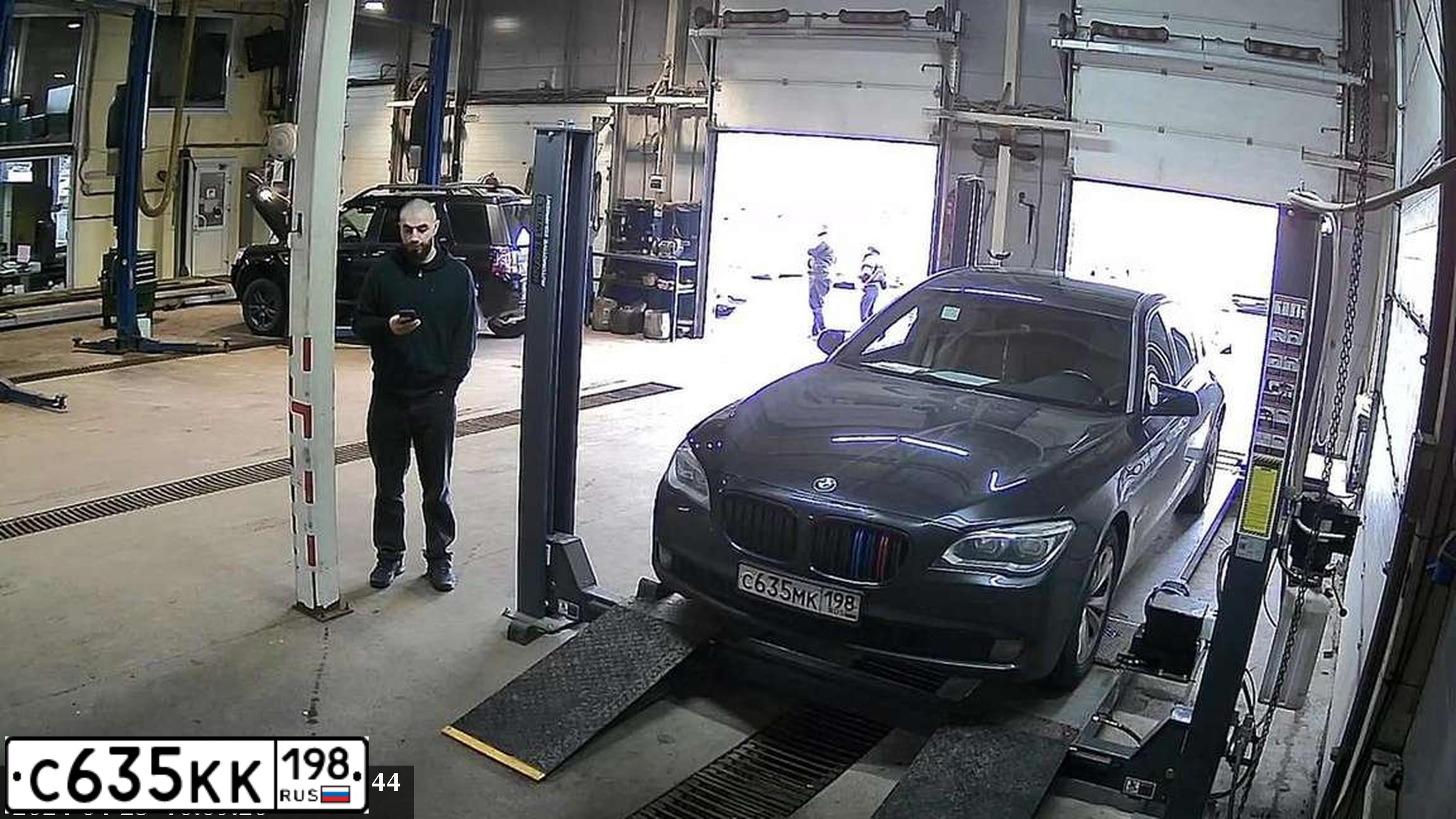 Фото автомобиля BMW 740, 2011 — госномер К213НМ147