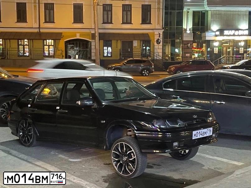 Фото автомобиля LADA 2114 SAMARA, 2013 — госномер М014ВМ716. Цвет: Сине-Черный