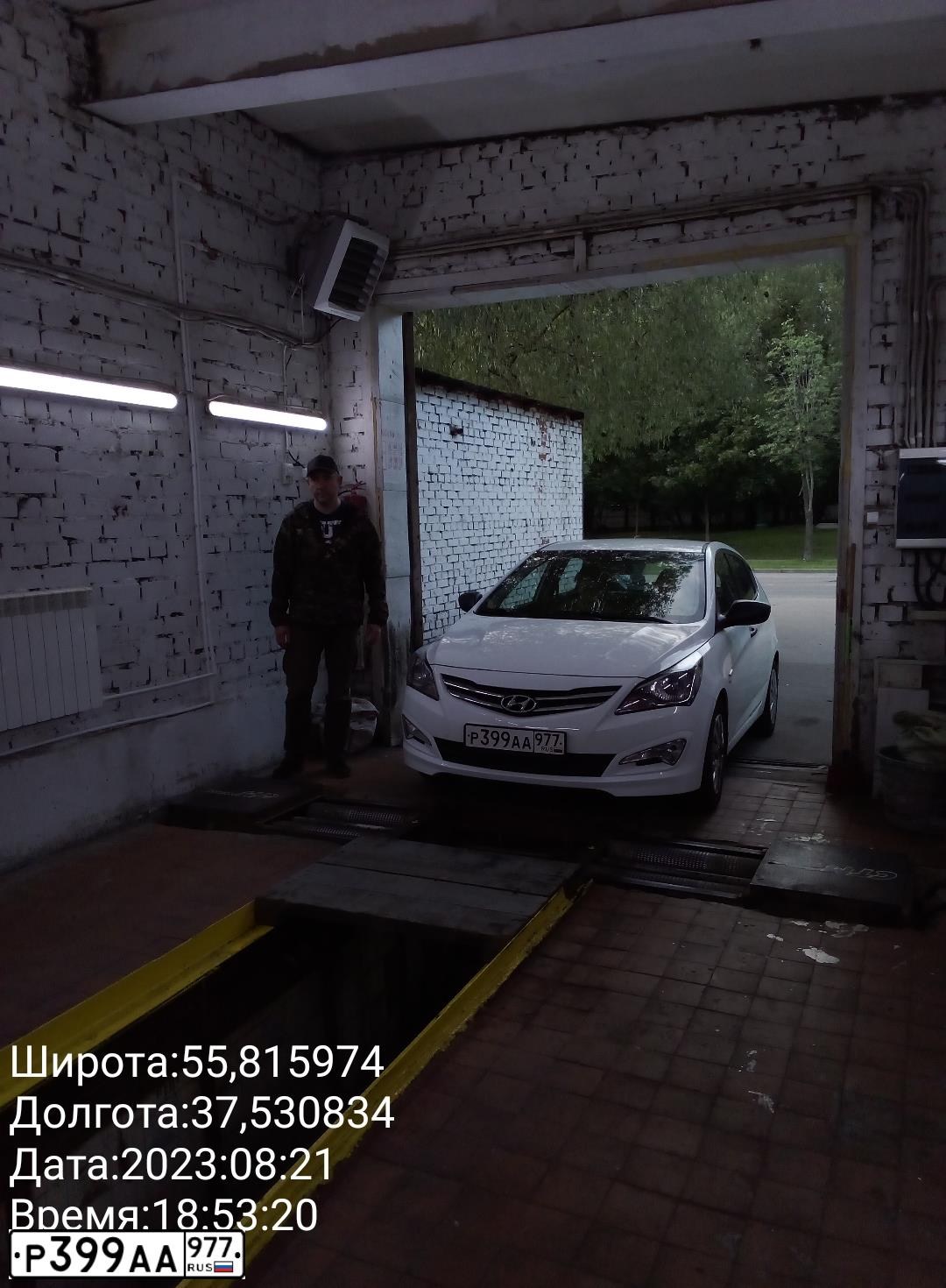 Фото автомобиля HYUNDAI SOLARIS, 2014 — госномер В717КО777. Цвет: Белый