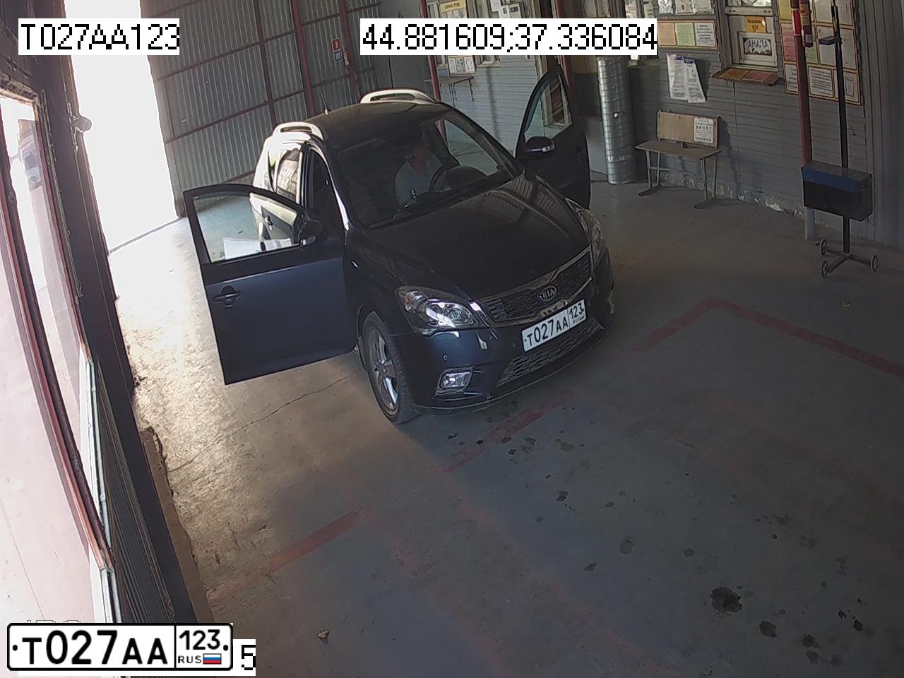 Фото автомобиля KIA CEE'D, 2011 — госномер Т027АА123. Цвет: СИНИЙ