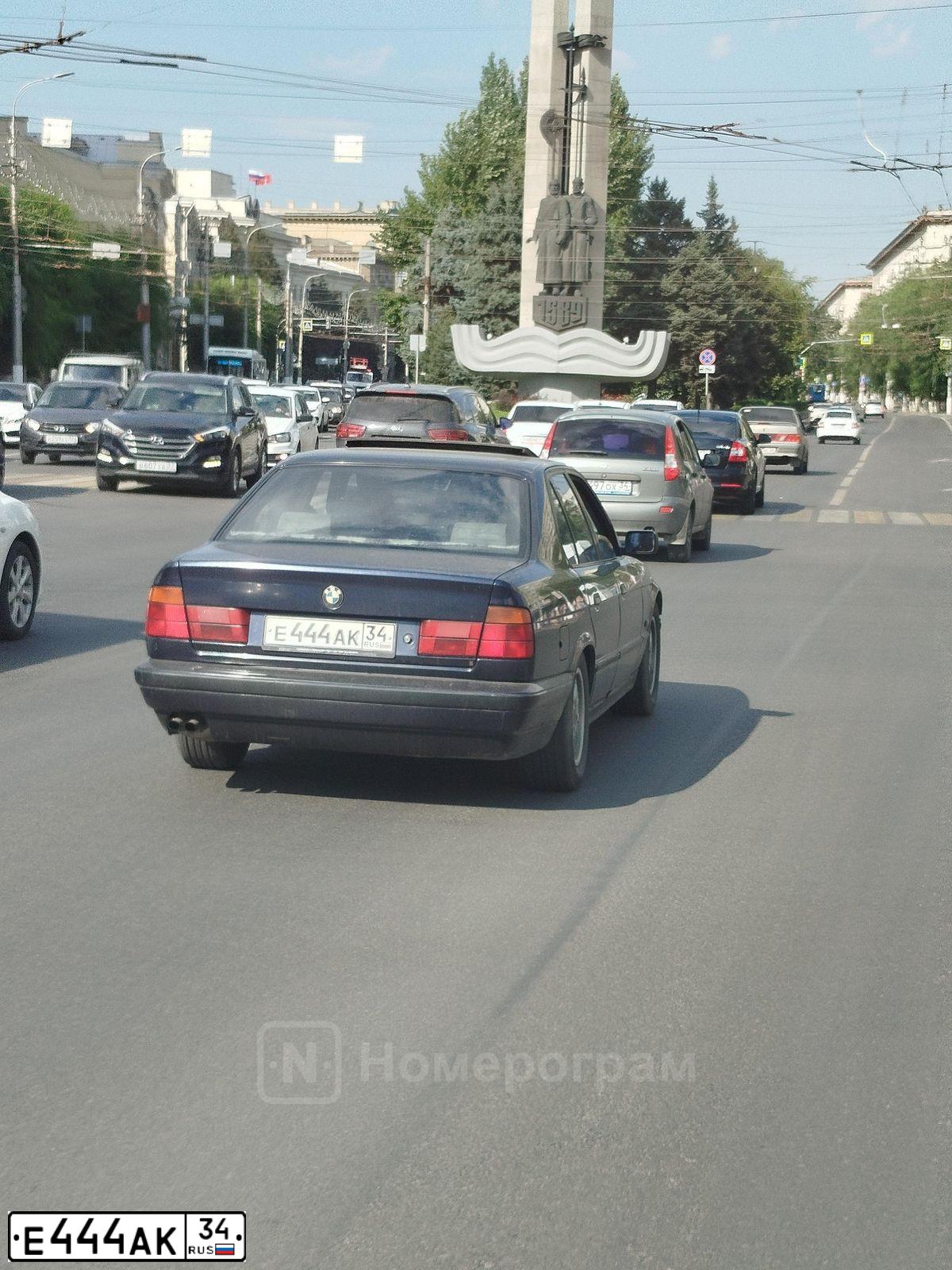 Фото автомобиля LADA 2110, 1999 — госномер Е444АК34. Цвет: СВЕТЛО-ЗЕЛЕНЫЙ