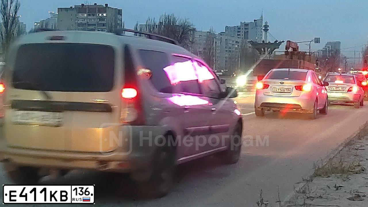 Фото автомобиля KIA CERATO, 2013 — госномер Е411КВ136. Цвет: Серебристый