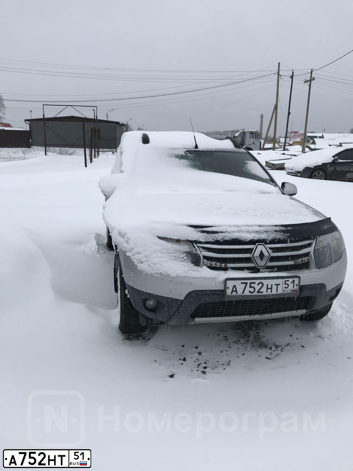 Фото автомобиля RENAULT DUSTER, 2012 — госномер А752НТ51. Цвет: СВЕТЛО-СЕРЫЙ