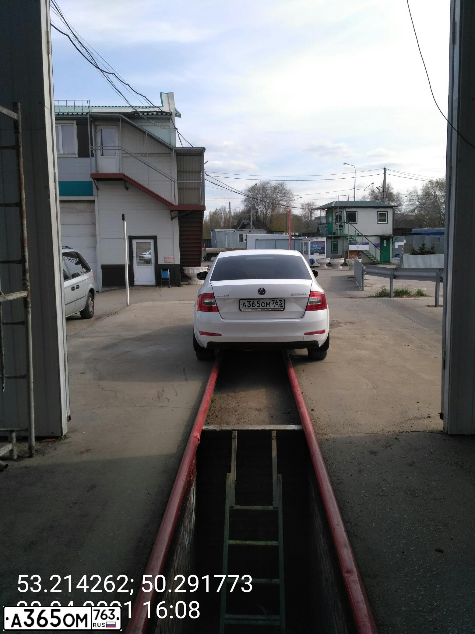 Фото автомобиля SKODA OCTAVIA, 2014 — госномер А365ОМ763. Цвет: БЕЛЫЙ