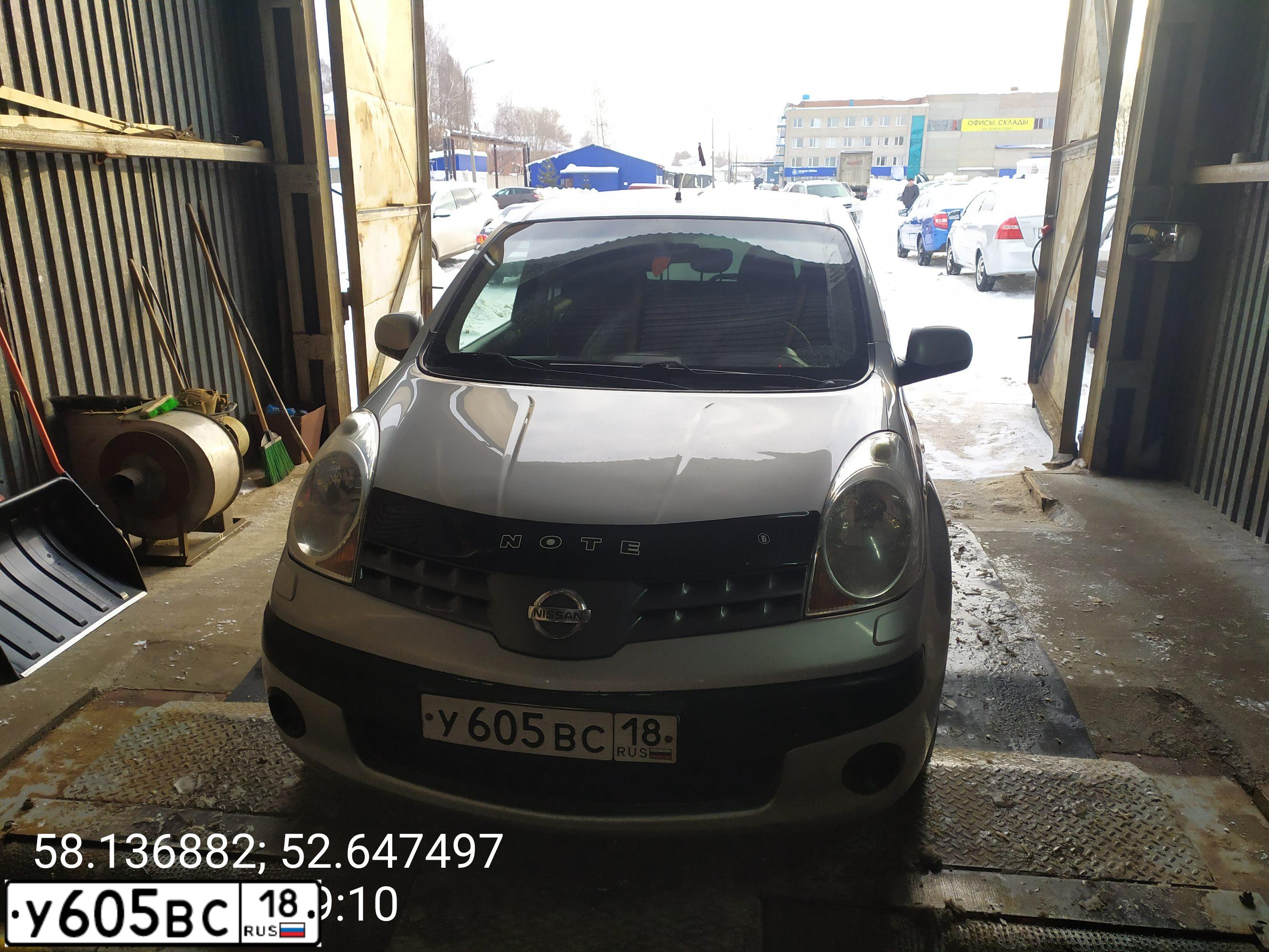 Фото автомобиля NISSAN NOTE, 2006 — госномер У605ВС18. Цвет: СЕРЕБРИСТЫЙ