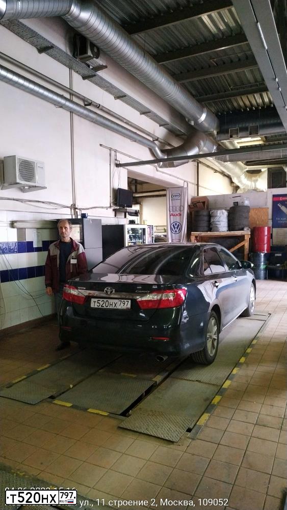Фото автомобиля TOYOTA CAMRY, 2014 — госномер О858КР799. Цвет: Темно-серый металлик