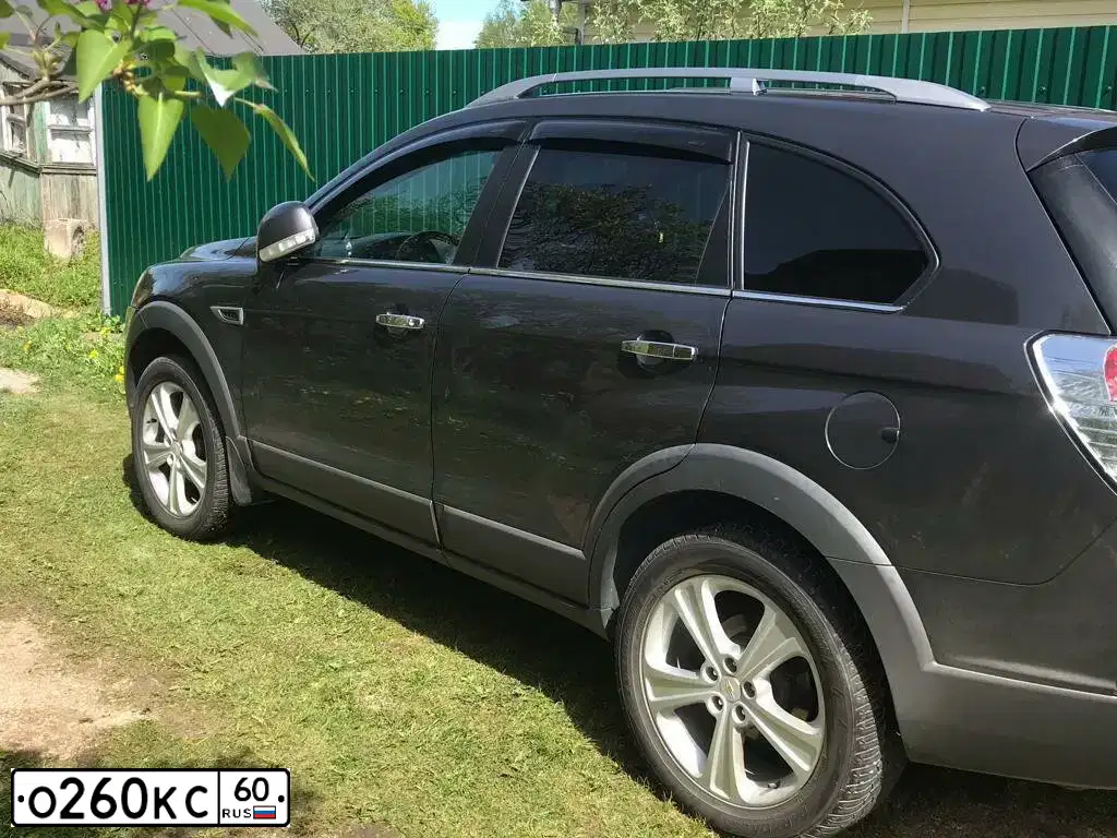 Фото автомобиля CHEVROLET CAPTIVA, 2012 — госномер К274РВ799. Цвет: Серый
