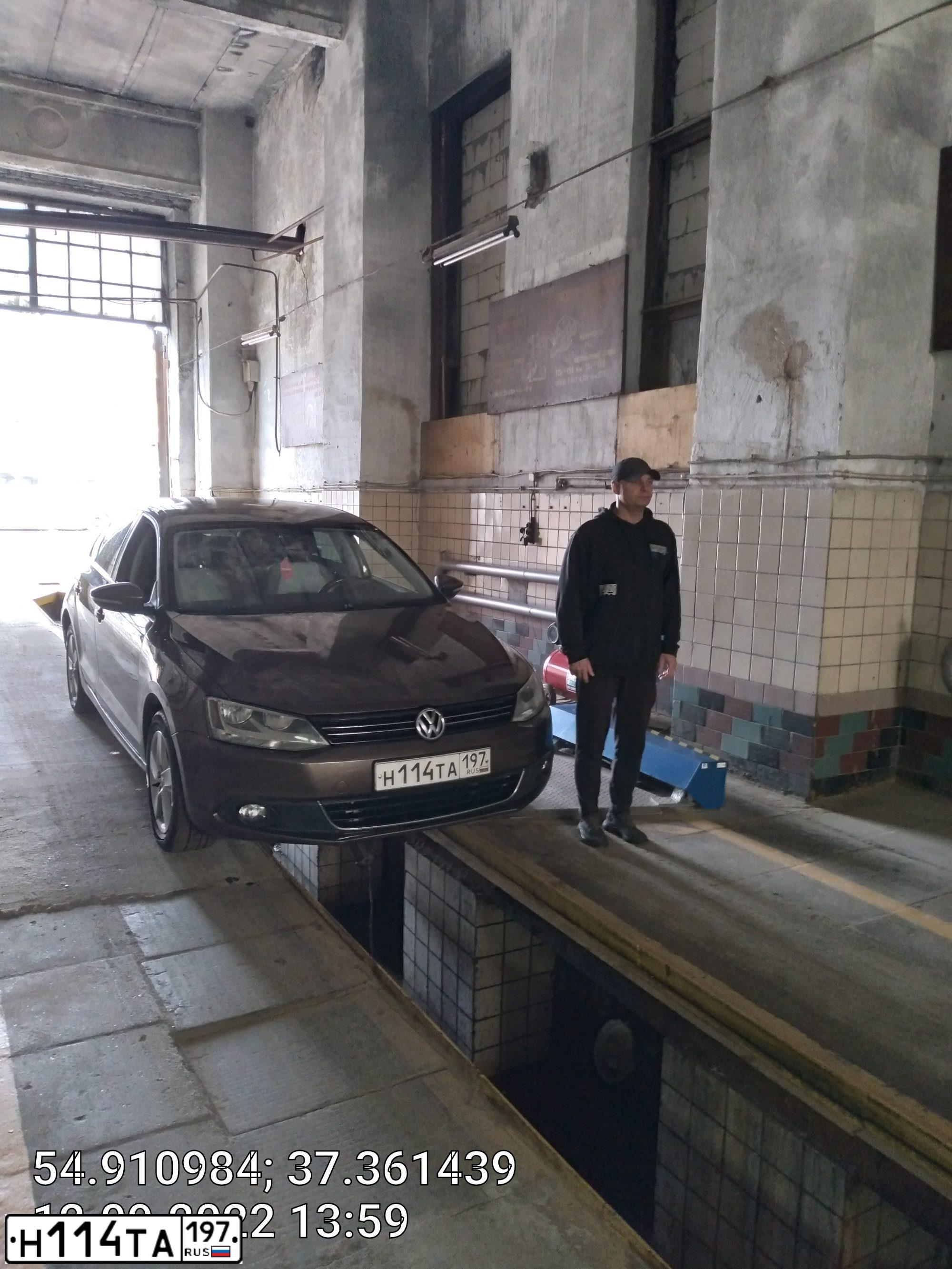 Фото автомобиля VOLKSWAGEN JETTA, 2012 — госномер Е517ОЕ790. Цвет: Коричневый