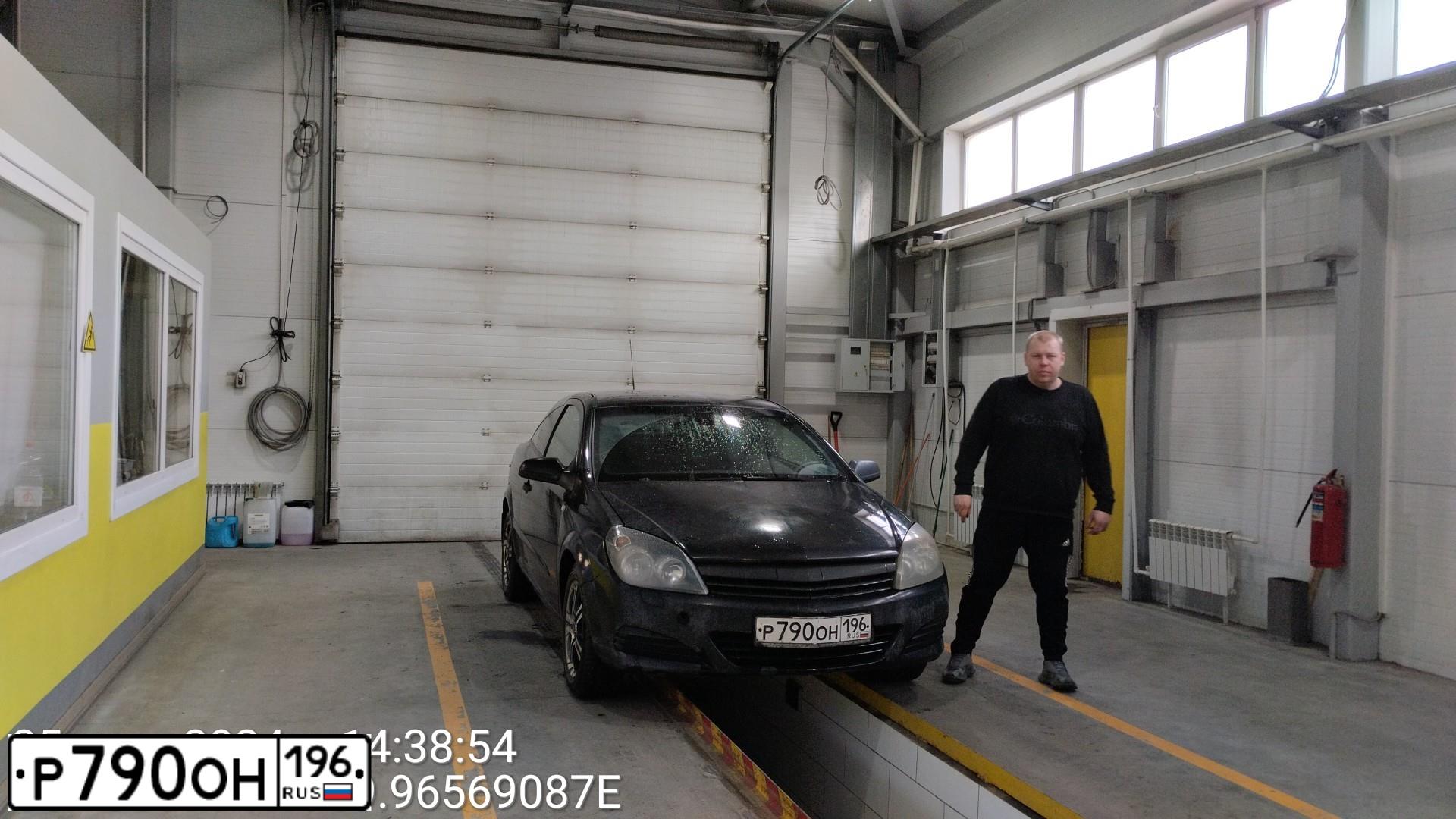 Фото автомобиля OPEL ASTRA, 2005 — госномер А252УО196. Цвет: ЧЕРНЫЙ