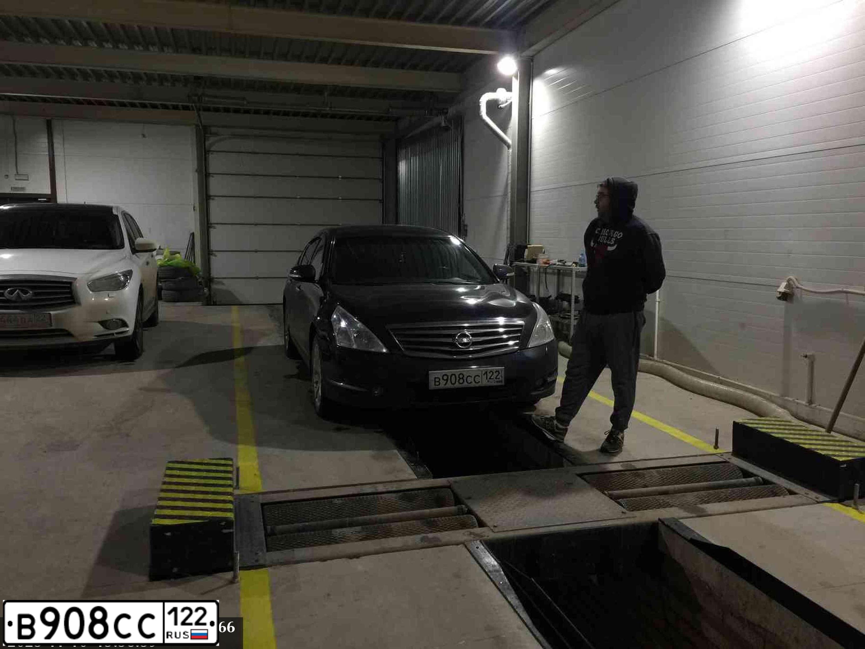 Фото автомобиля NISSAN TEANA, 2010 — госномер В908СС122. Цвет: ЧЕРНЫЙ