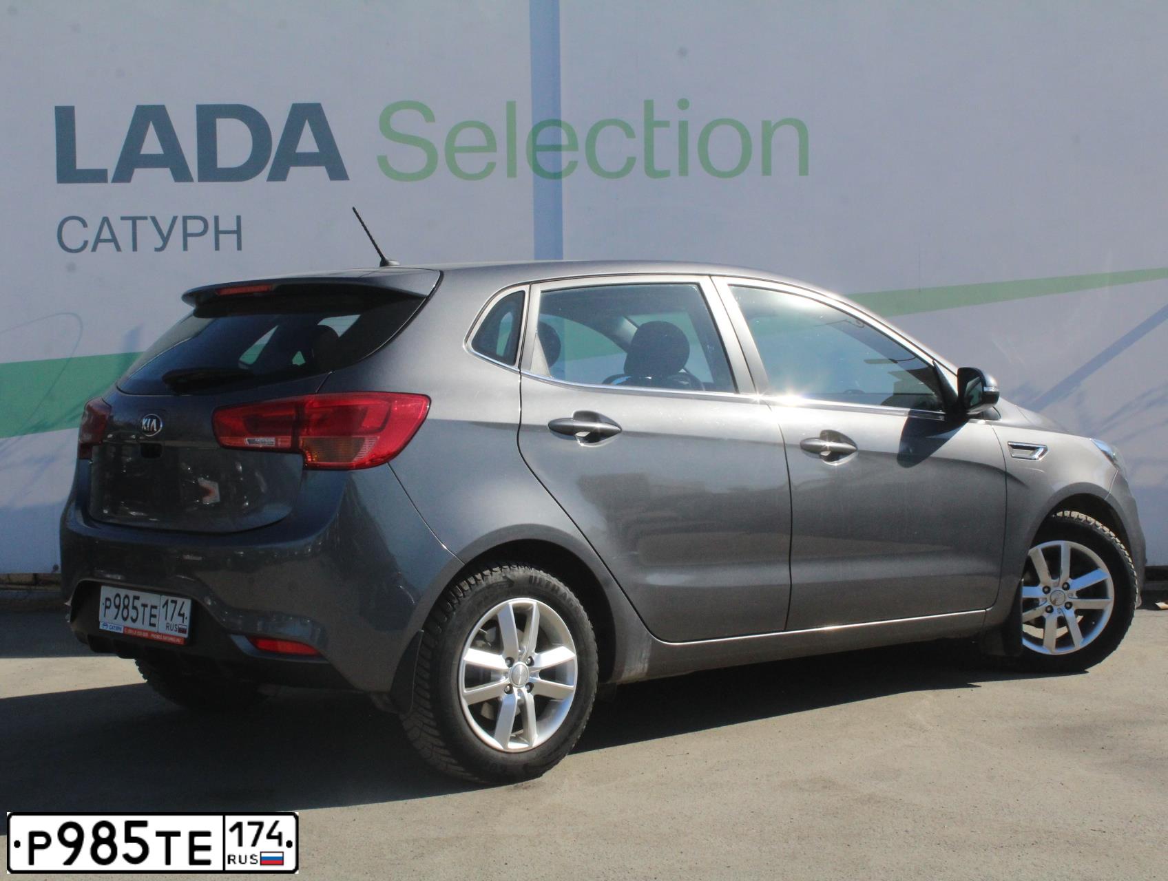Фото автомобиля KIA RIO, 2015 — госномер Н618АМ196. Цвет: ТЕМНО-СЕРЫЙ