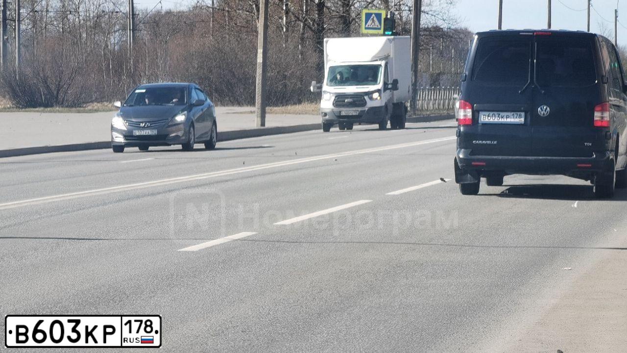 Фото автомобиля VOLKSWAGEN CARAVELLE, 2011 — госномер В603КР178. Цвет: ЧЕРНЫЙ