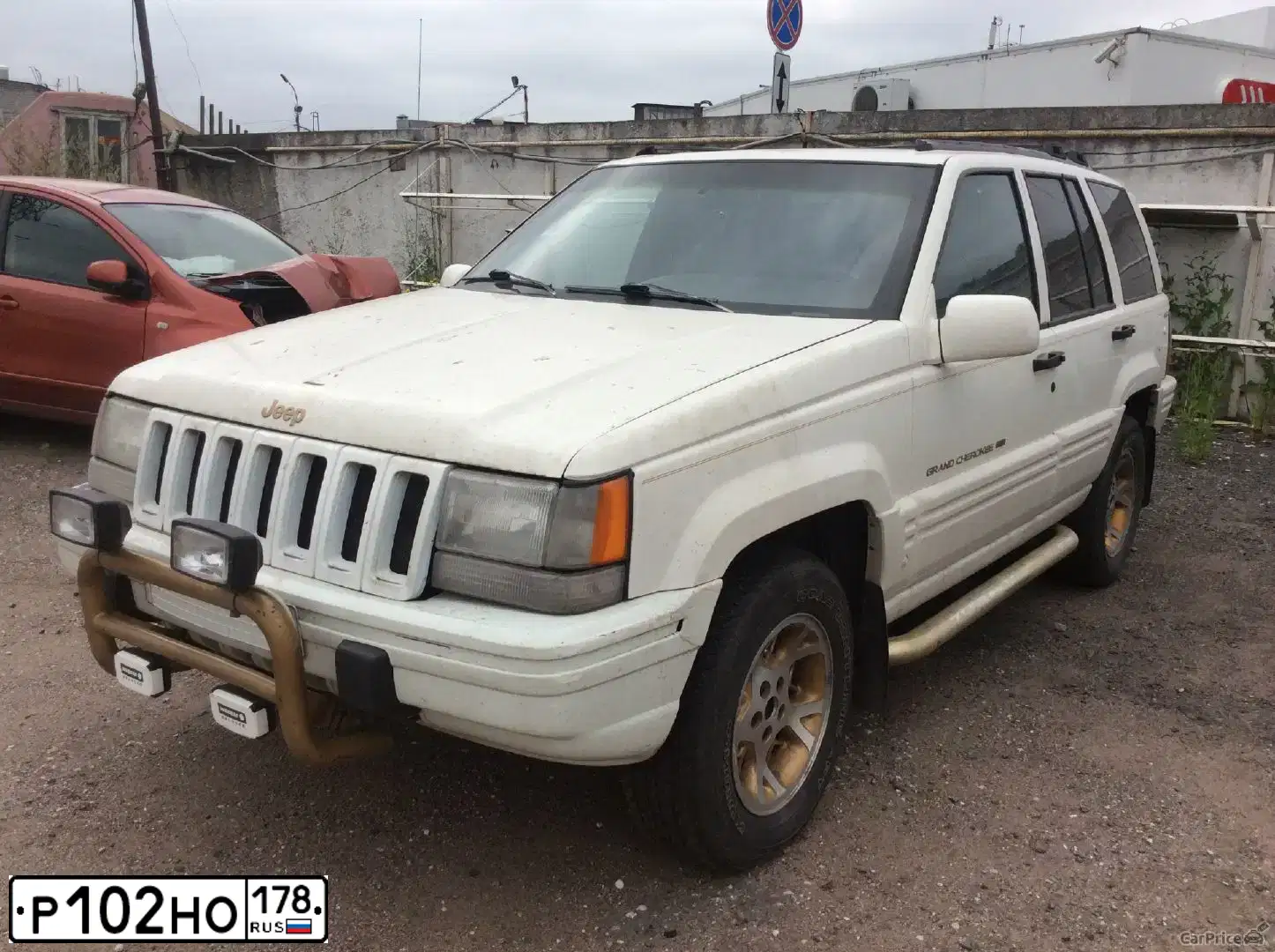Фото автомобиля JEEP GRAND CHEROKEE, 1996 — госномер Р102НО178. Цвет: Белый