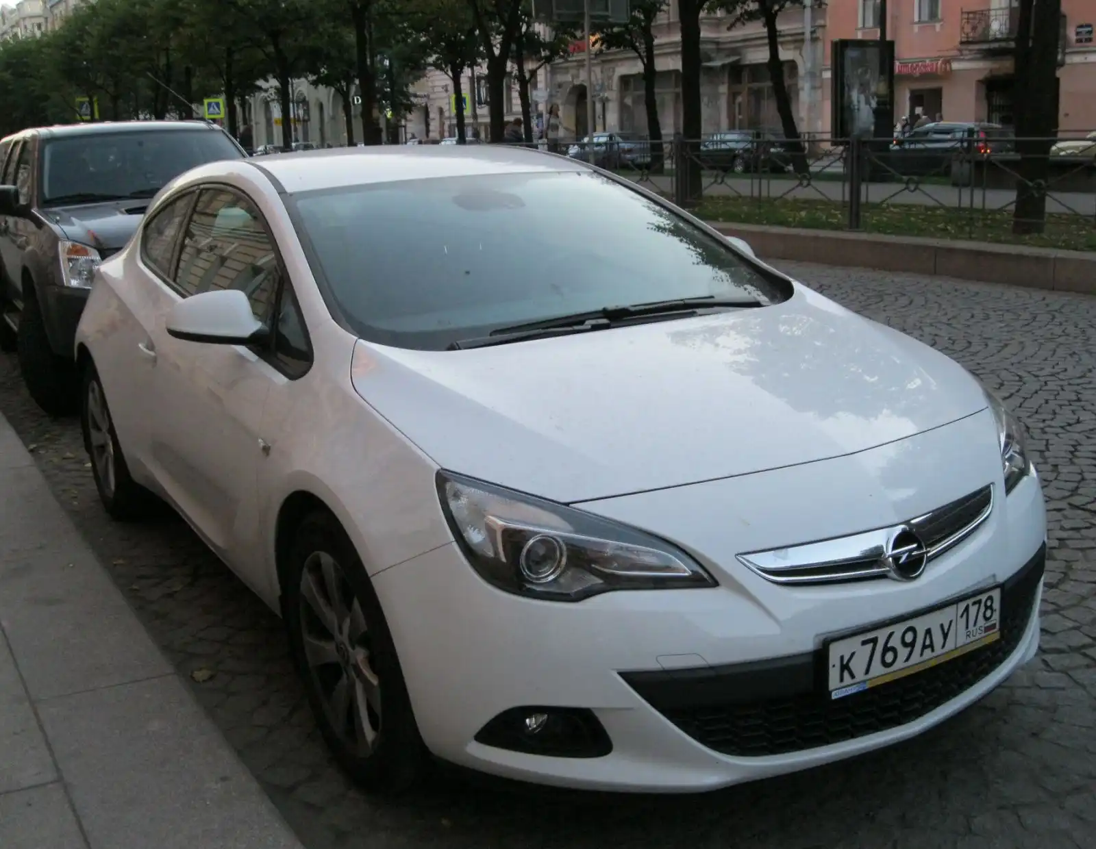 Фото автомобиля OPEL ASTRA, 2012 — госномер К769АУ178. Цвет: Белый