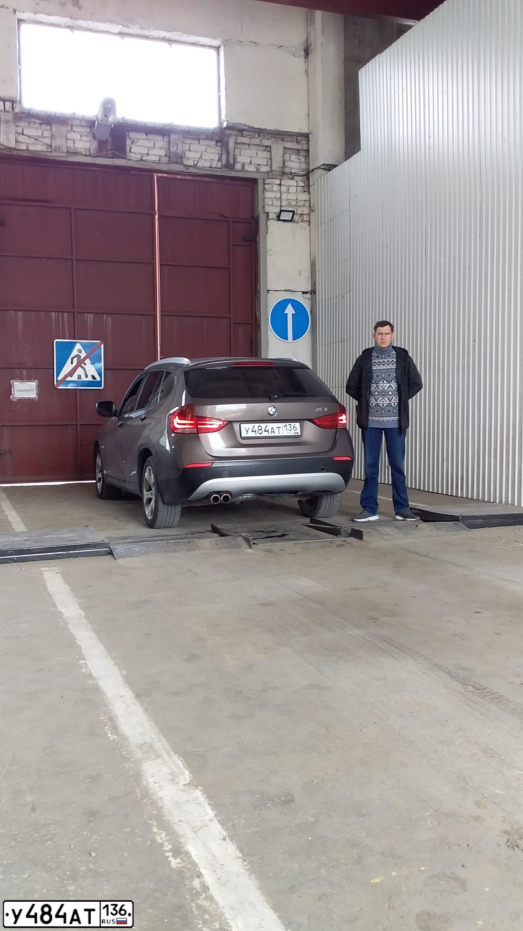 Фото автомобиля БМВ X1 XDRIVE 25I, 2011 — госномер Р479ВХ181. Цвет: Коричневый