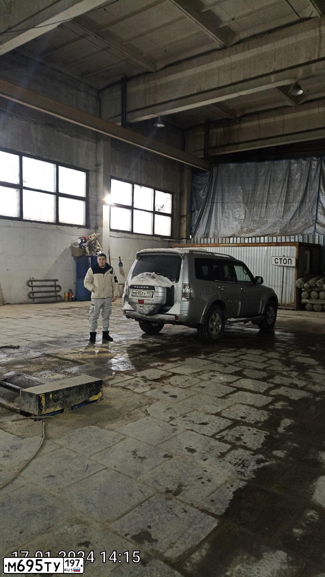 Фото автомобиля MITSUBISHI PAJERO, 2010 — госномер М695ТУ197. Цвет: Серый