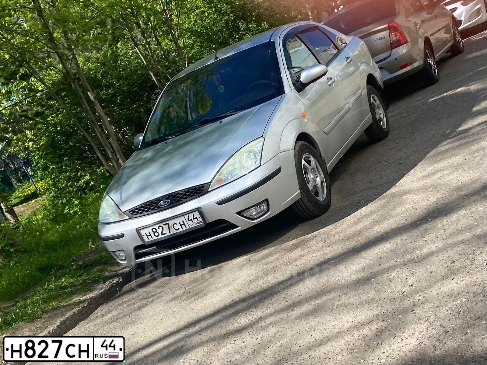 Фото автомобиля FORD FOCUS, 2005 — госномер Н827СН44. Цвет: Серебристый