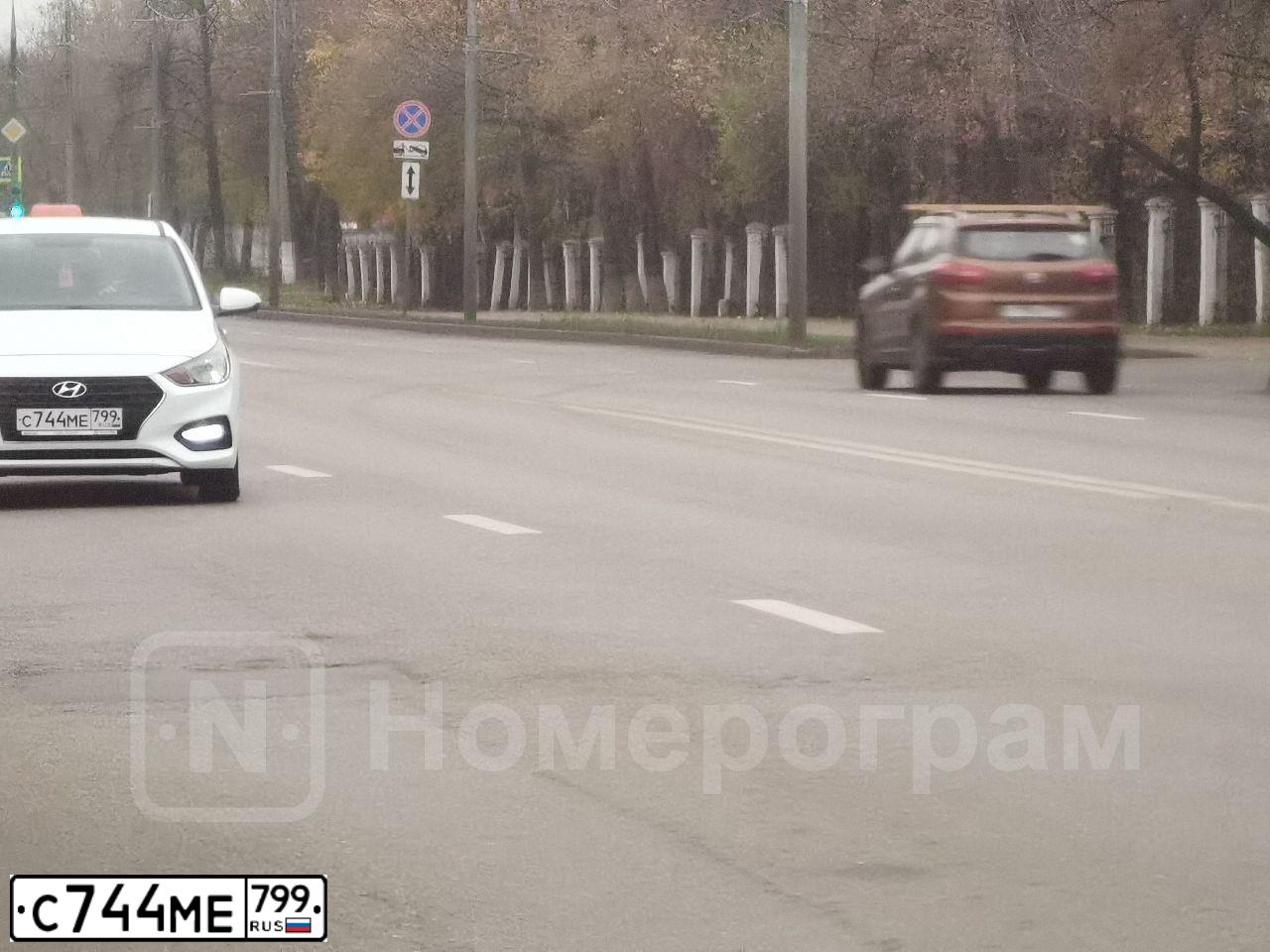 Фото автомобиля HYUNDAI SOLARIS, 2018 — госномер С744МЕ799. Цвет: БЕЛЫЙ-ЖЕЛТЫЙ-СЕРЫЙ