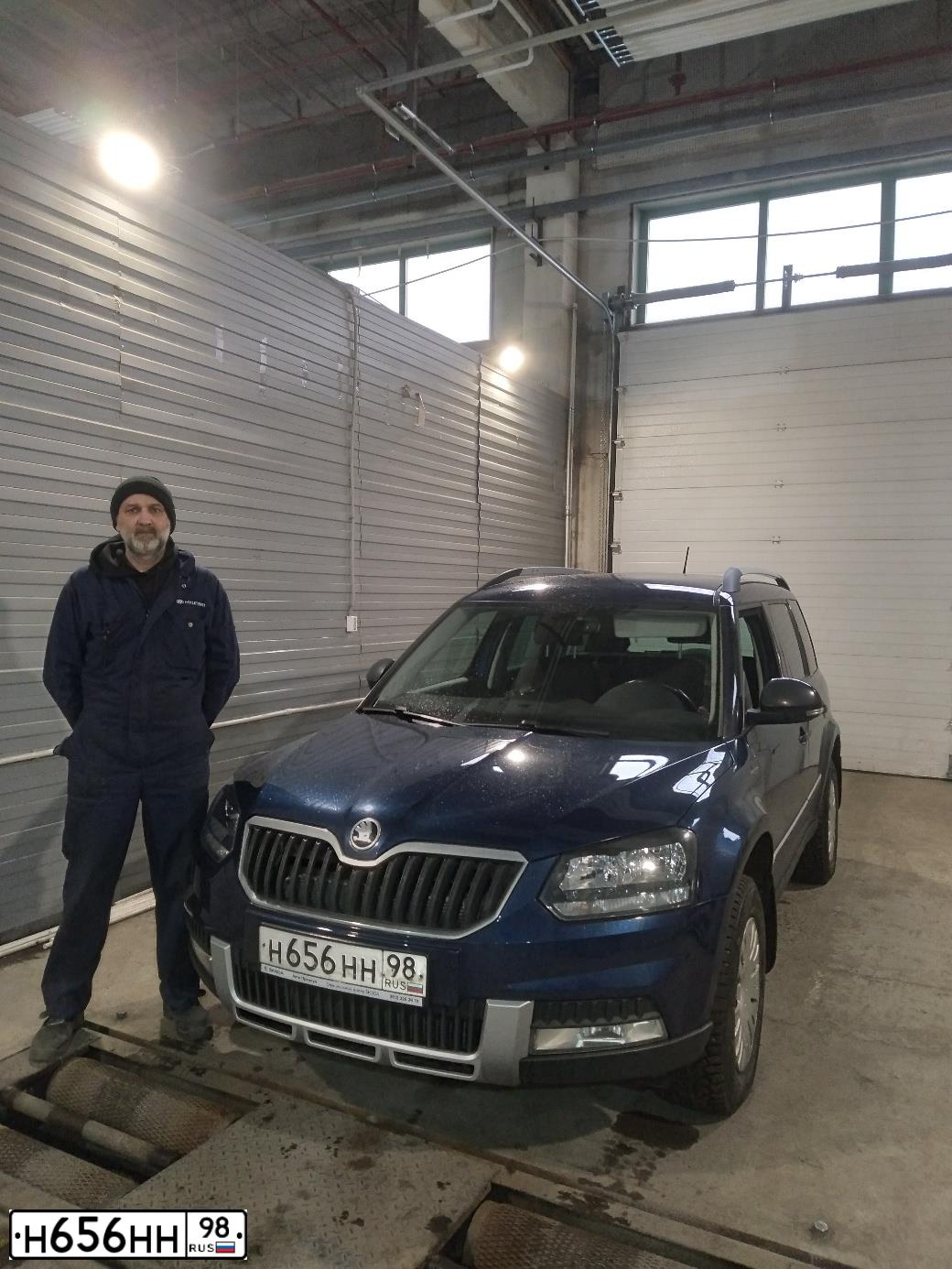 Фото автомобиля SKODA YETI, 2016 — госномер Н656НН98. Цвет: ТЕМНО-СИНИЙ