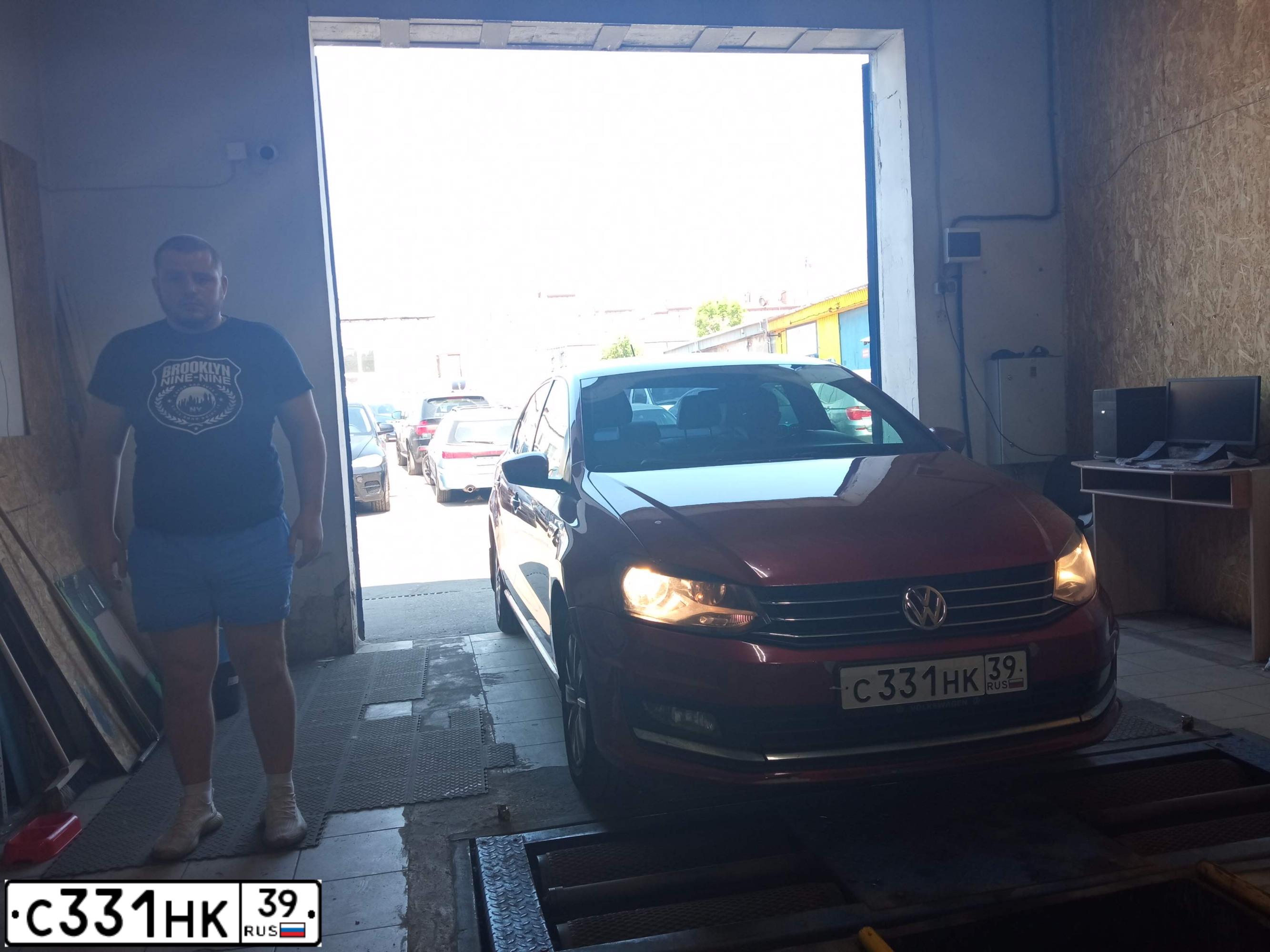 Фото автомобиля VOLKSWAGEN POLO, 2015 — госномер С331НК39. Цвет: ВИШНЕВО-КРАСНЫЙ