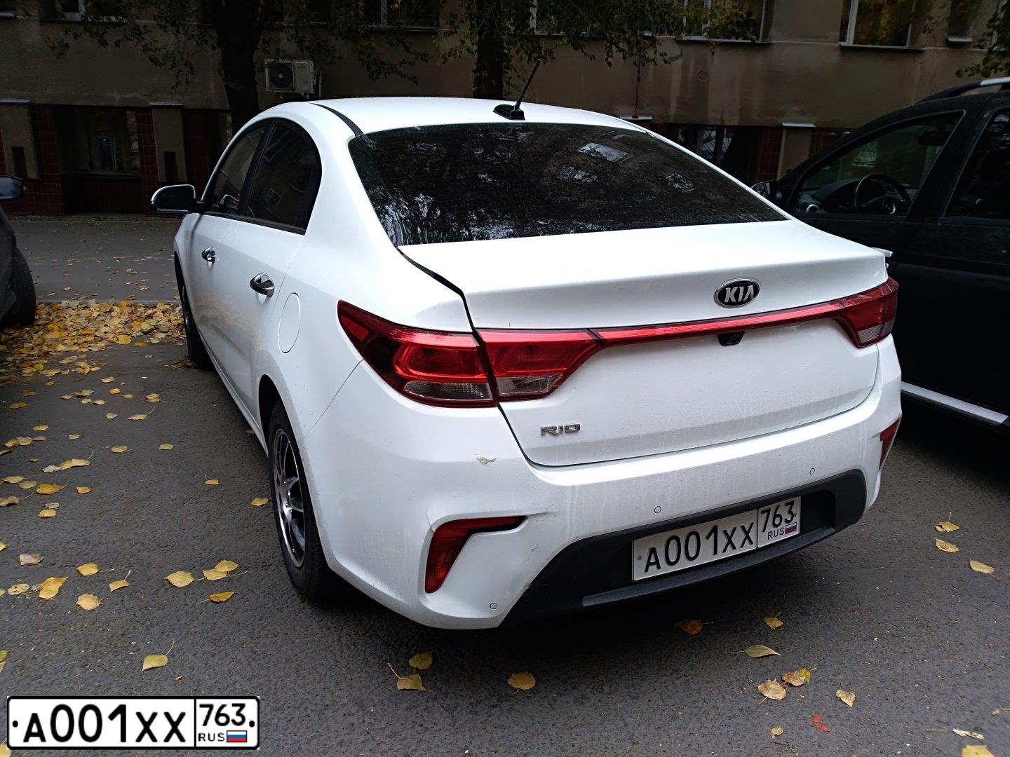 Фото автомобиля KIA RIO, 2020 — госномер А001ХХ763. Цвет: Белый