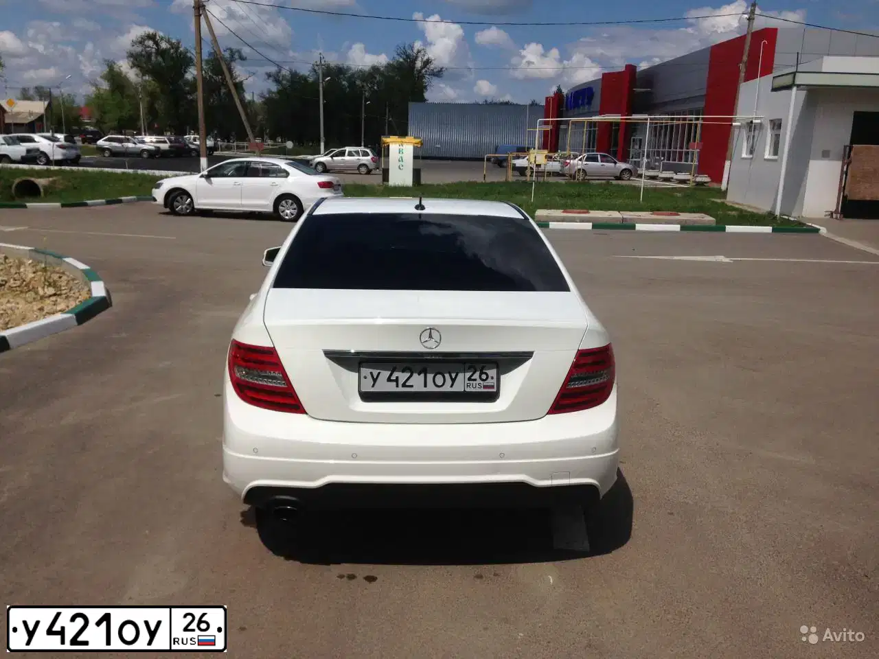 Фото автомобиля MERCEDES C-KLASSE, 2011 — госномер У421ОУ26. Цвет: БЕЛЫЙ