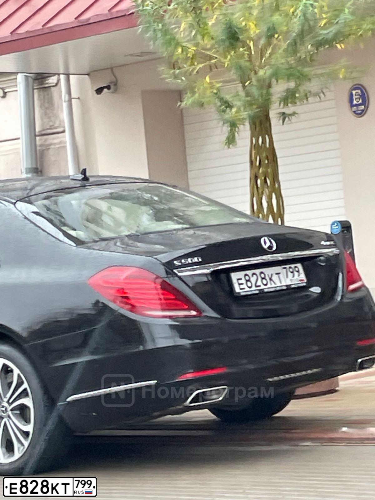 Фото автомобиля MERCEDES S-KLASSE, 2017 — госномер Е828КТ799. Цвет: ЧЕРНЫЙ