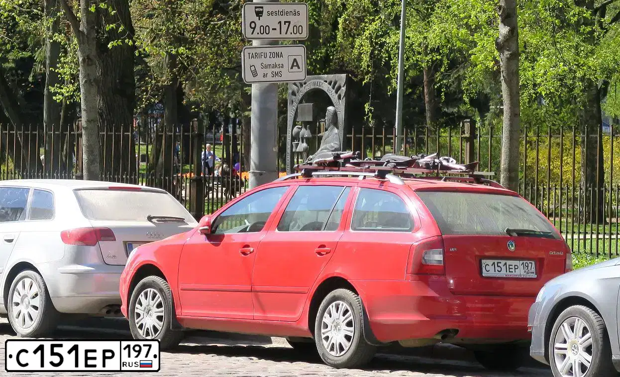 Фото автомобиля SKODA OCTAVIA, 2010 — госномер В752УА198. Цвет: Красный
