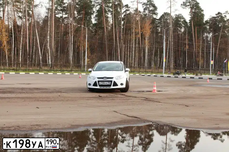Фото автомобиля FORD FOCUS, 2012 — госномер К198УА190. Цвет: БЕЛЫЙ