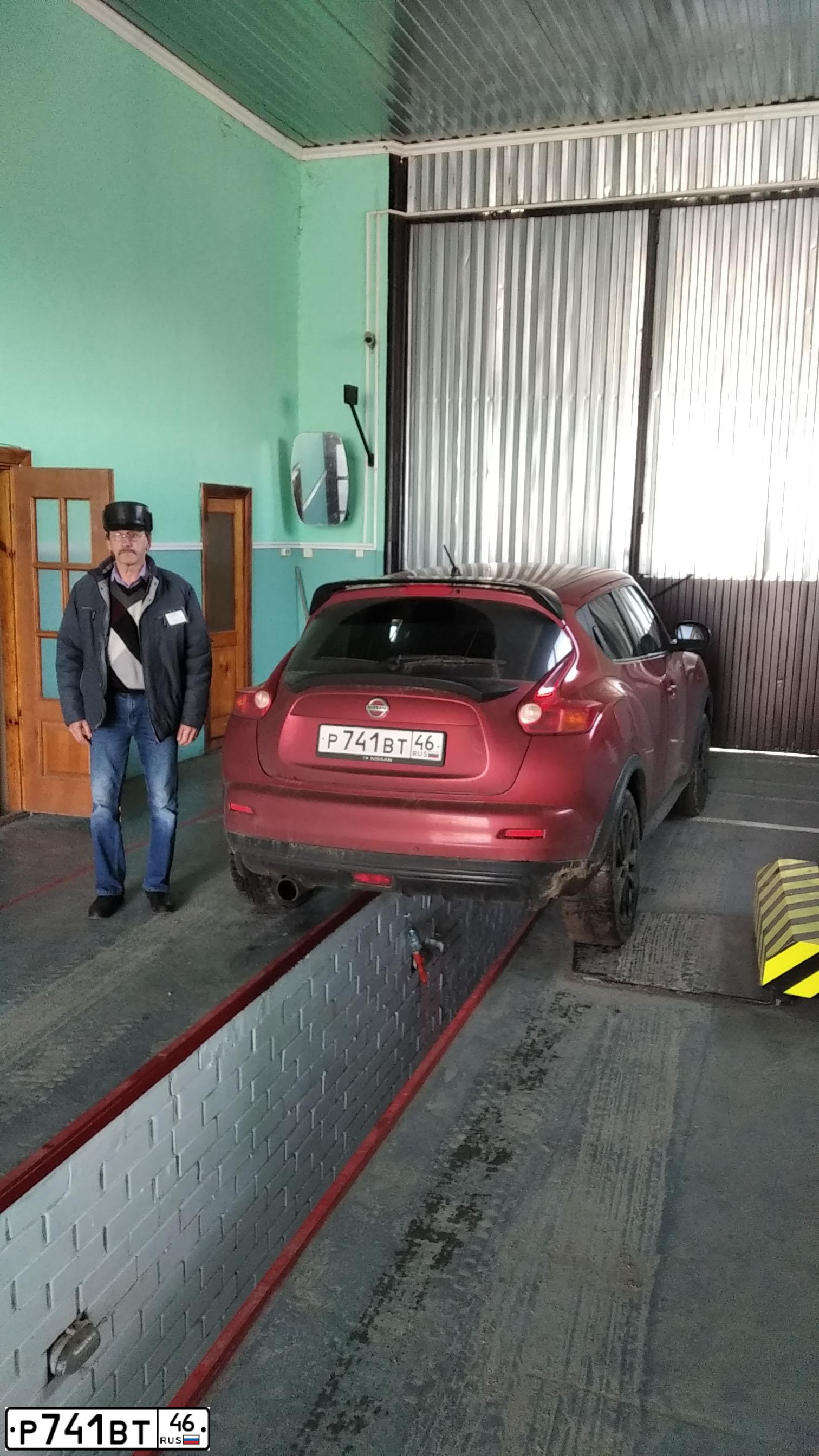 Фото автомобиля NISSAN JUKE, 2011 — госномер Р741ВТ46. Цвет: Красный
