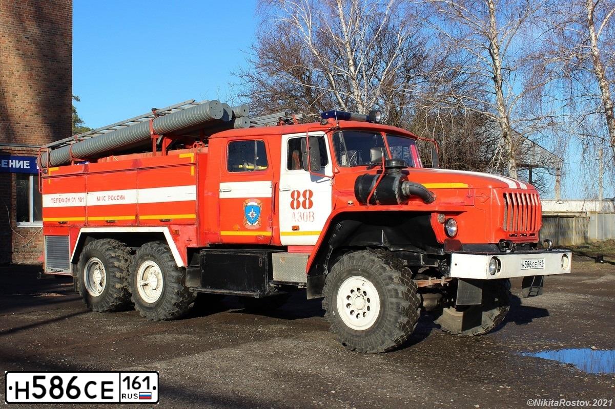 Фото автомобиля URAL 5557 /6X6/, 2013 — госномер Н586СЕ161. Цвет: ЦВ СХ А5 ПО ГОСТ Р 50574-2019