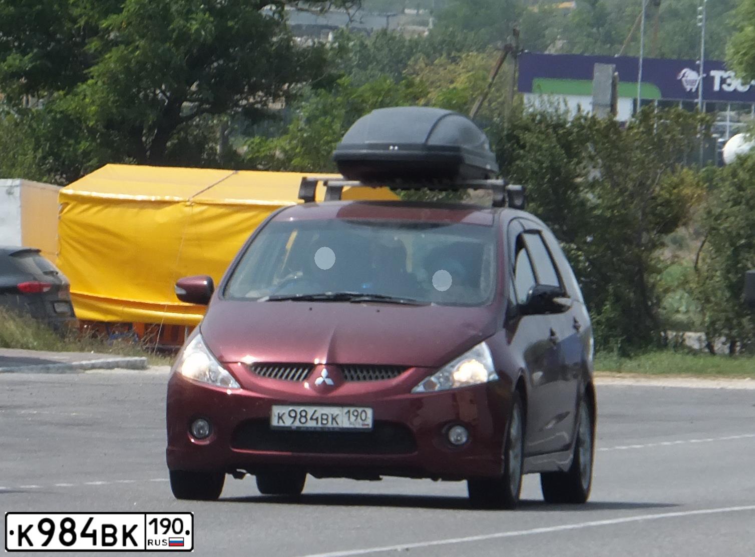 Фото автомобиля MITSUBISHI GRANDIS, 2003 — госномер С502ОМ790. Цвет: БОРДОВЫЙ