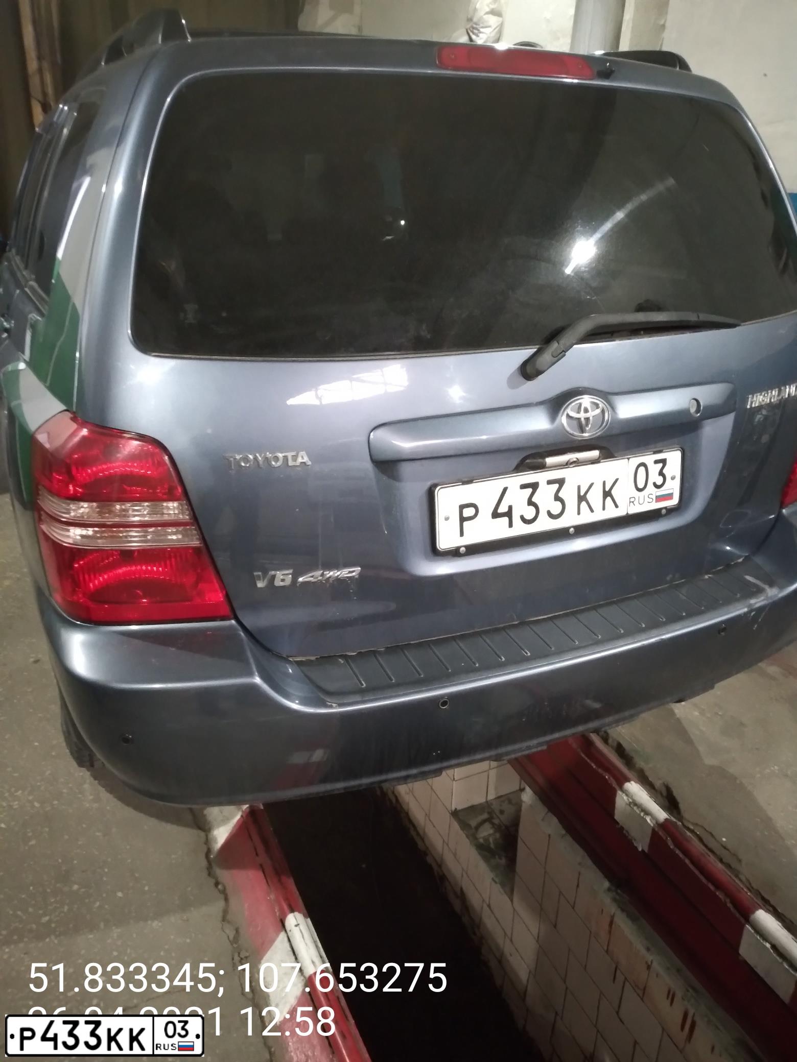 Фото автомобиля TOYOTA HIGHLANDER, 2003 — госномер Р433КА03. Цвет: СЕРЫЙ