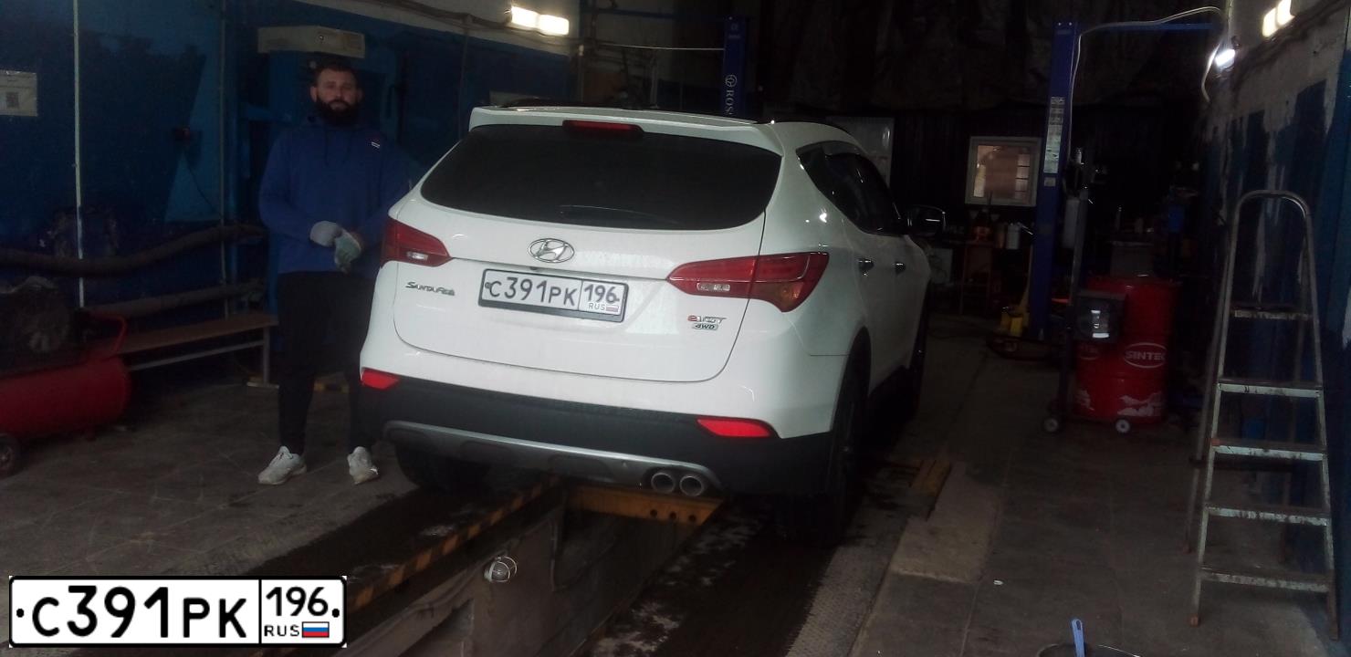 Фото автомобиля HYUNDAI SANTA FE, 2013 — госномер С391РК196. Цвет: МНОГОЦВЕТНЫЙ (БЕЛЫЙ-ЧЕРНЫЙ)