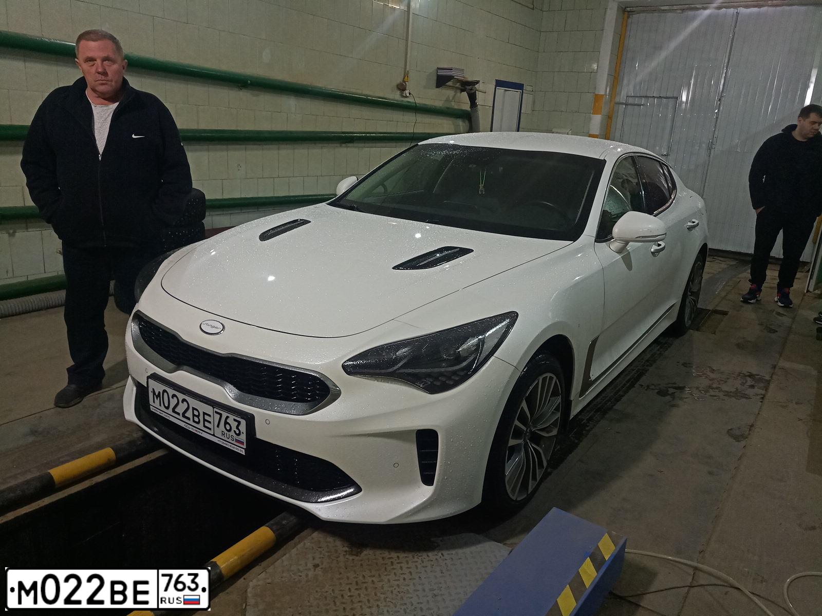 Фото автомобиля KIA STINGER, 2019 — госномер Е441АМ156. Цвет: Белый