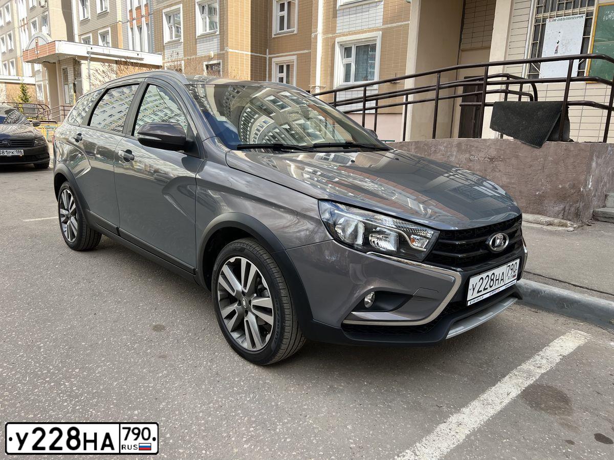 Фото автомобиля LADA VESTA, 2021 — госномер У233ЕХ977. Цвет: СЕРЫЙ