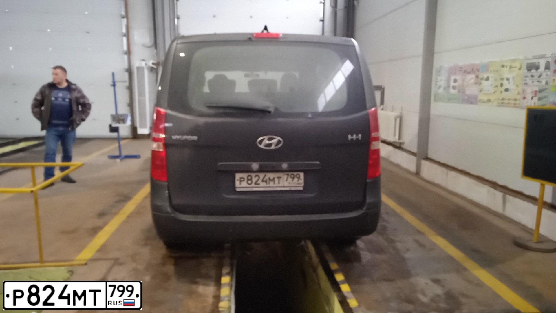 Фото автомобиля HYUNDAI H 1/H 100/STAREX, 2018 — госномер Р824МТ799. Цвет: Коричневый
