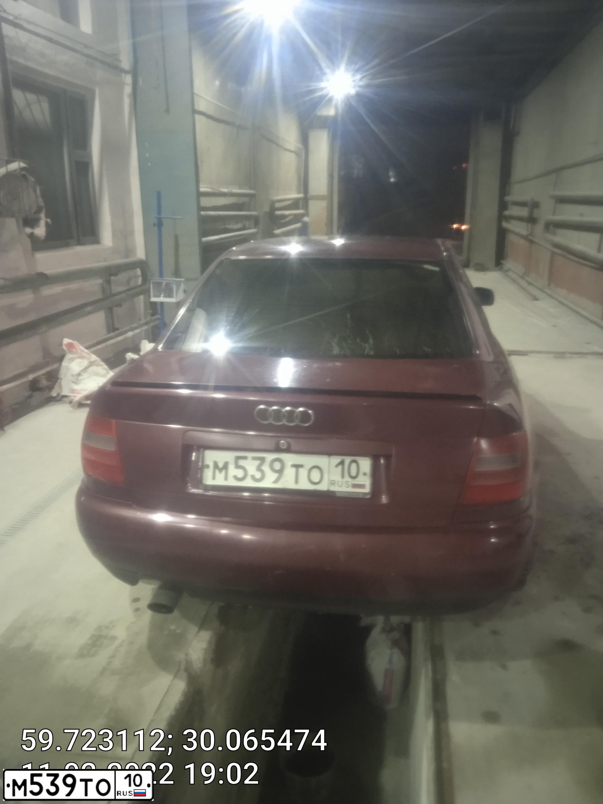 Фото автомобиля AUDI A4, 1997 — госномер М464ОХ198. Цвет: ВИШНЕВЫЙ