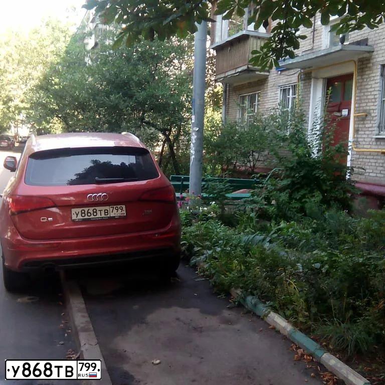 Фото автомобиля AUDI Q5, 2015 — госномер Х701СХ124. Цвет: КРАСНЫЙ