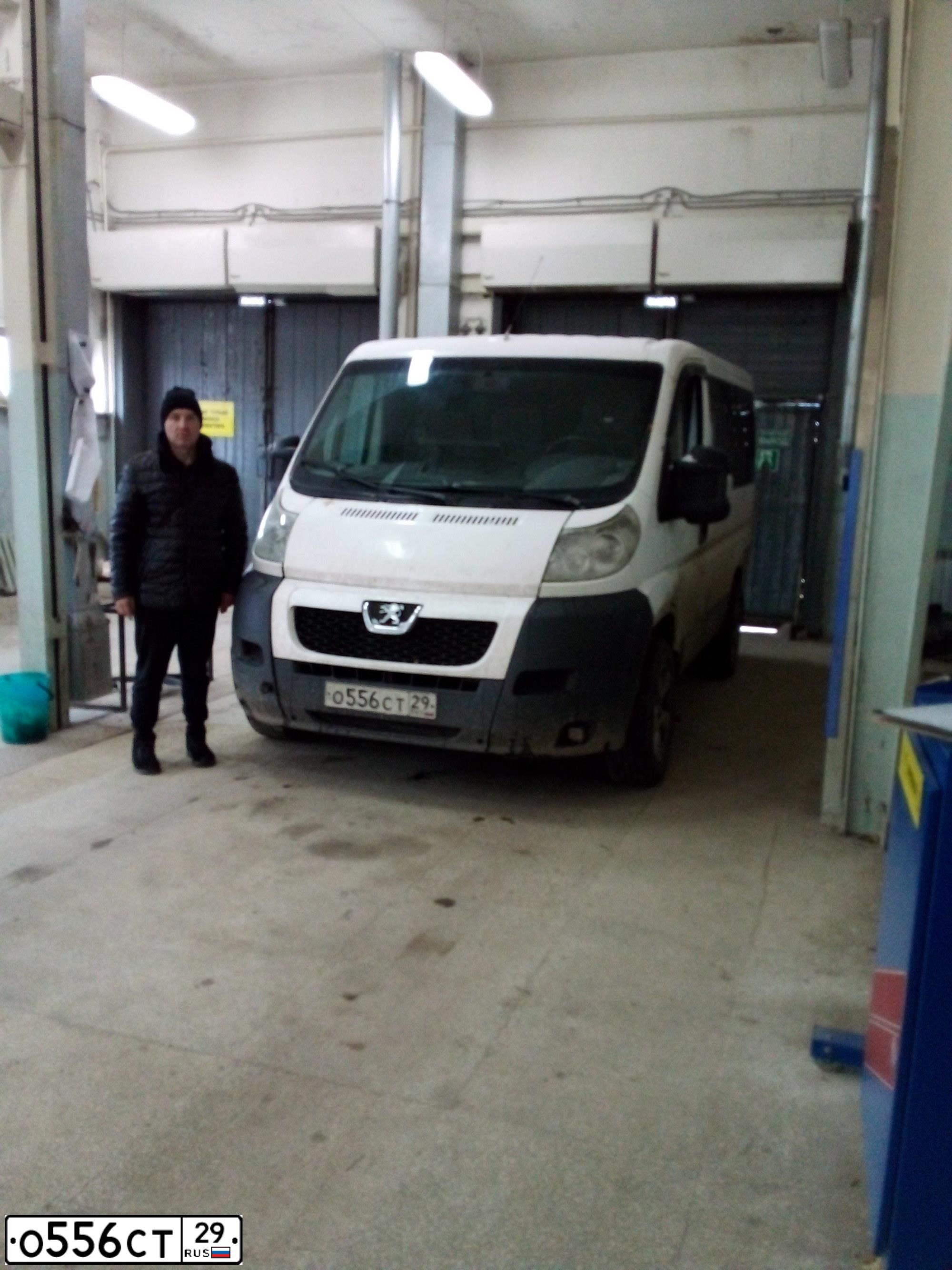 Фото автомобиля PEUGEOT BOXER, 2008 — госномер Е498ЕК11. Цвет: Белый