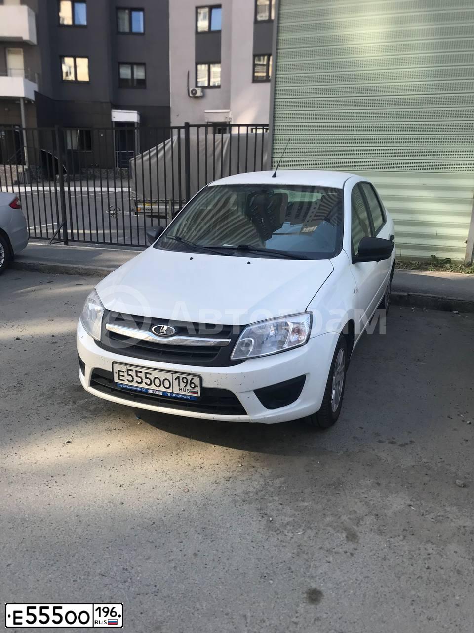 Фото автомобиля LADA 2190 GRANTA, 2017 — госномер Е555ОО196. Цвет: БЕЛЫЙ