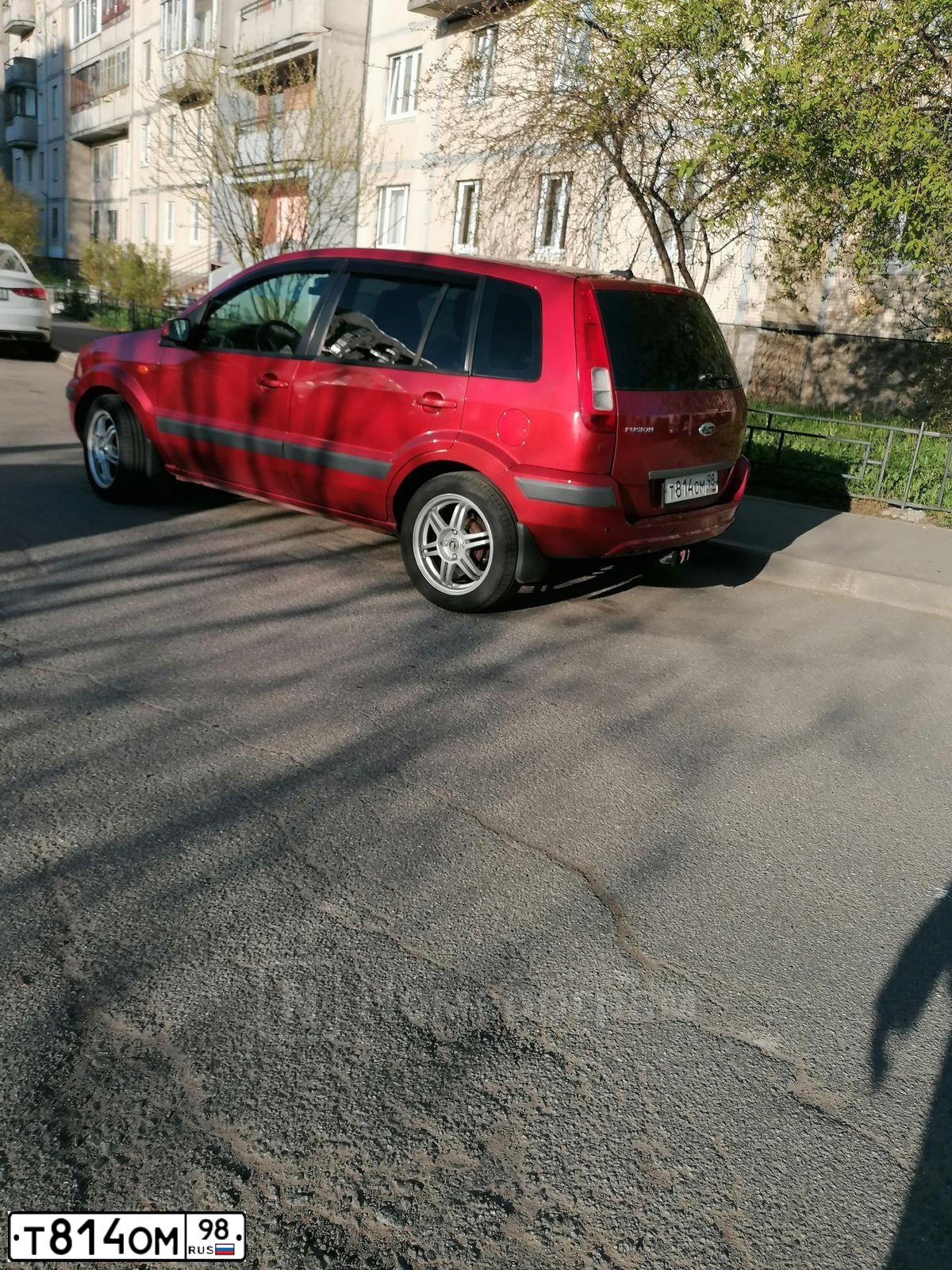 Фото автомобиля FORD FUSION, 2008 — госномер Т814ОМ98. Цвет: КРАСНО-ОРАНЖЕВЫЙ
