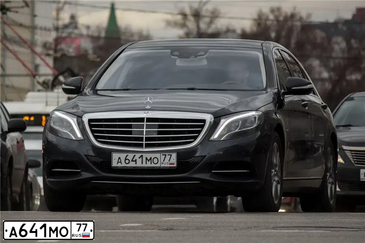 Фото автомобиля MERCEDES S-KLASSE, 2013 — госномер А641МО77. Цвет: ЧЕРНО-СИНИЙ