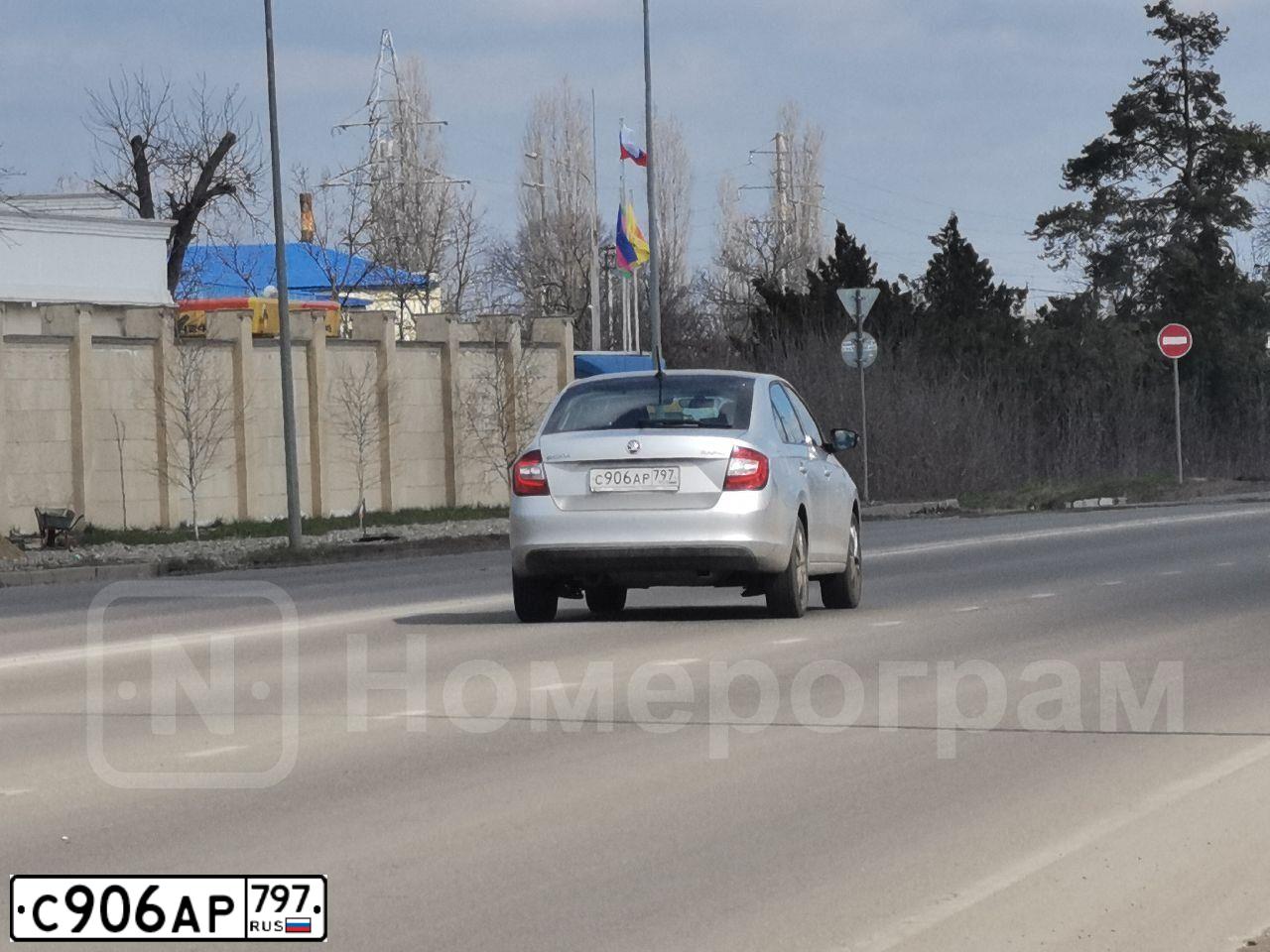 Фото автомобиля SKODA RAPID, 2019 — госномер Р754ХН196. Цвет: МНОГОЦВЕТНЫЙ