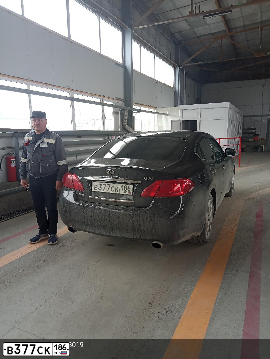 Фото автомобиля INFINITI I M, 2014 — госномер В377СК186. Цвет: ЧЕРНЫЙ