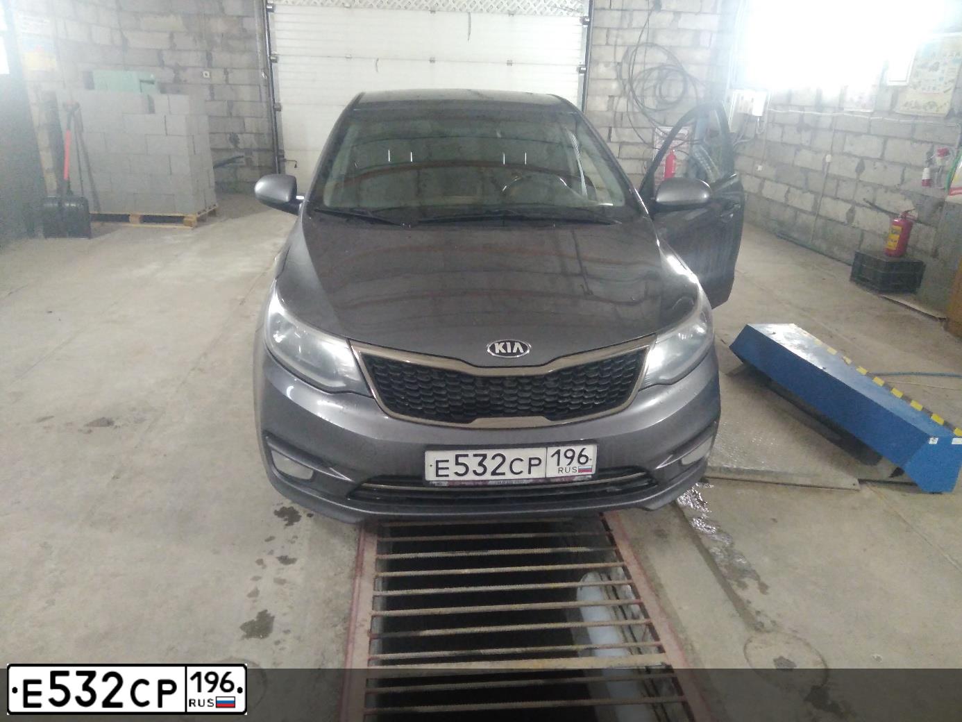 Фото автомобиля KIA RIO, 2017 — госномер Е532СР196. Цвет: ТЕМНО-СЕРЫЙ