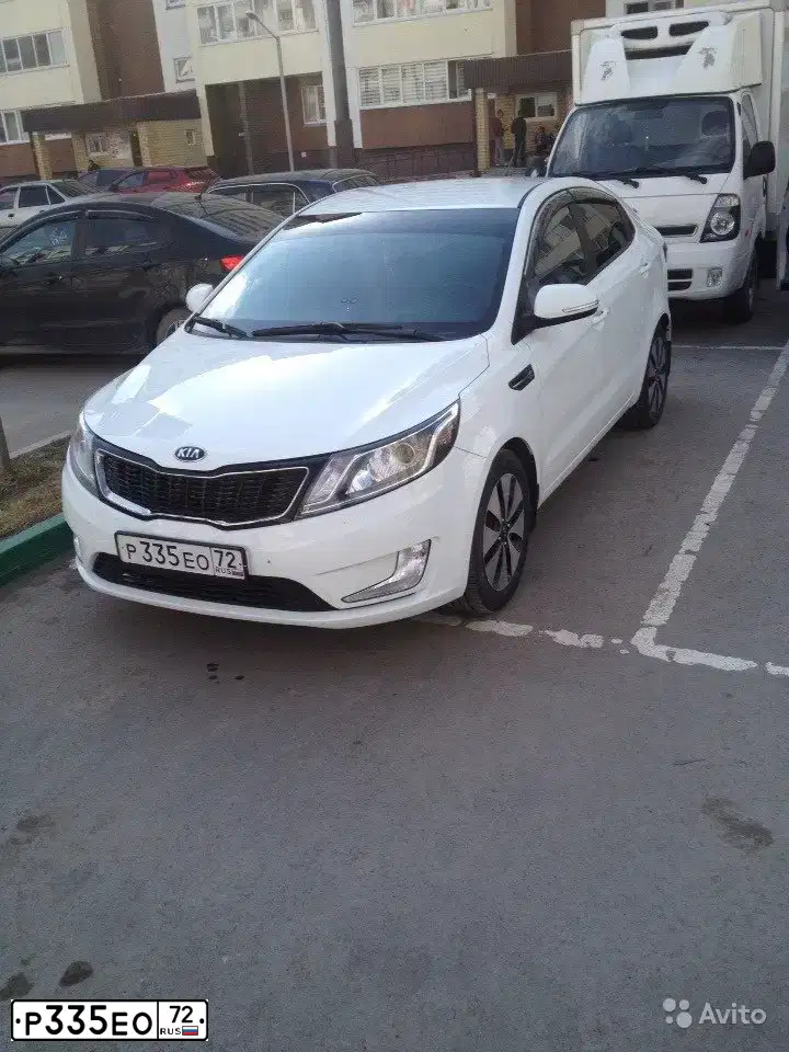 Фото автомобиля KIA RIO, 2013 — госномер Х758УЕ72. Цвет: Белый