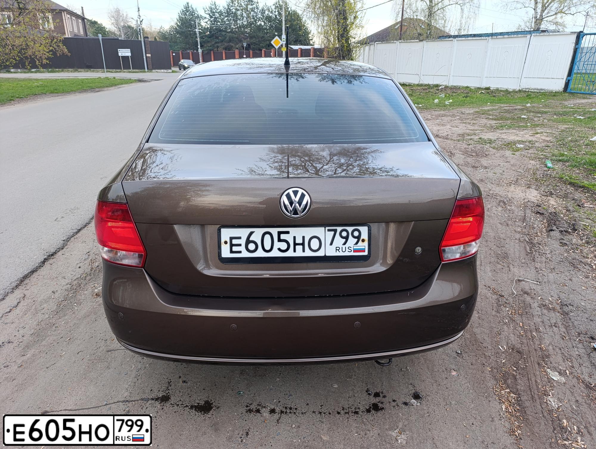 Фото автомобиля VOLKSWAGEN POLO, 2015 — госномер Е605НО799. Цвет: Коричневый