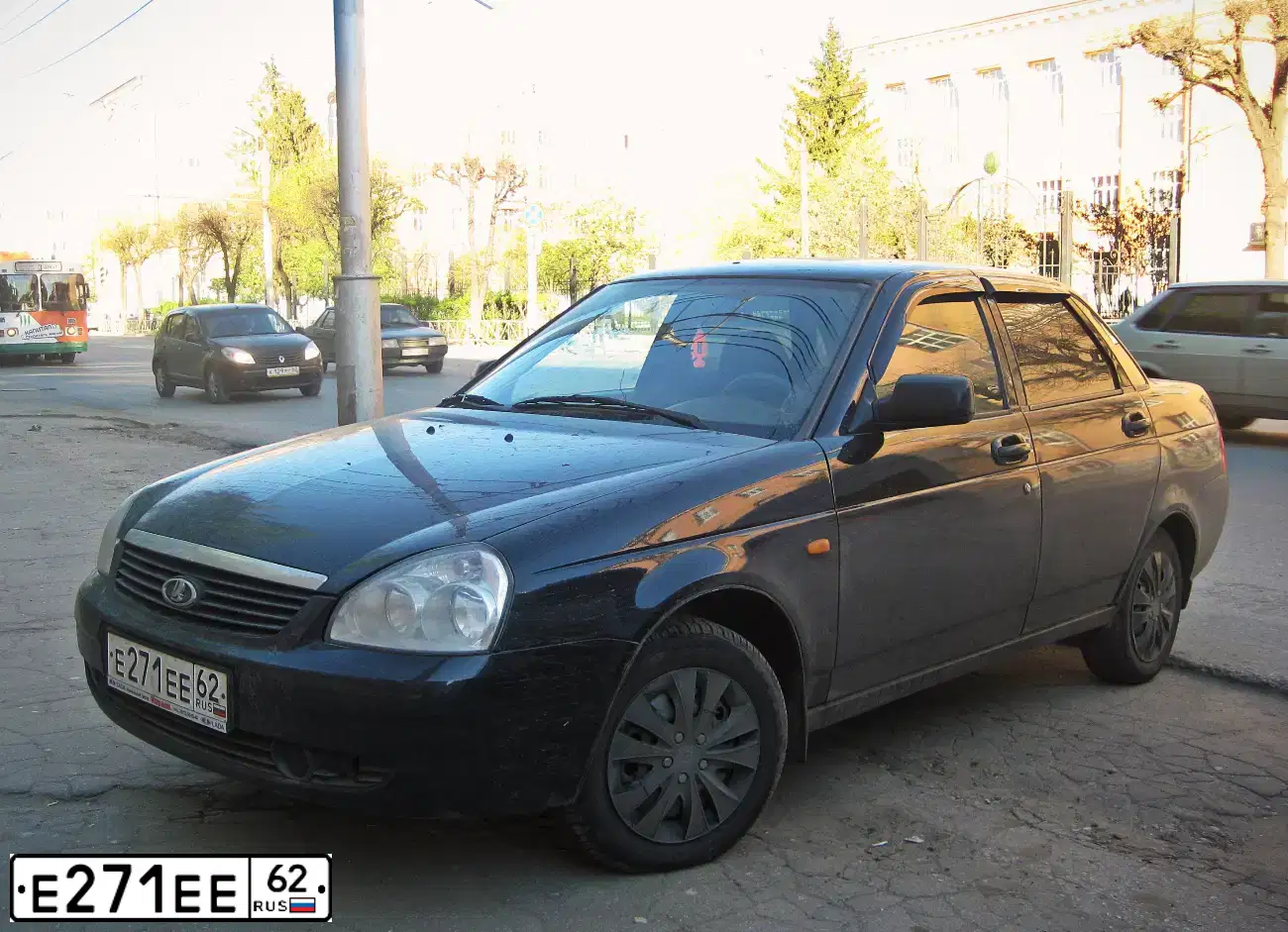 Фото автомобиля LADA 2170 PRIORA, 2011 — госномер Е271ЕЕ62. Цвет: Сине-Черный