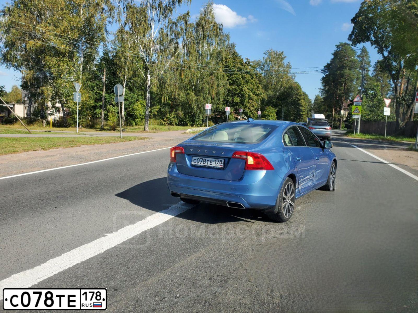 Фото автомобиля VOLVO S60, 2015 — госномер С078ТЕ178. Цвет: ЛАЗУРНЫЙ
